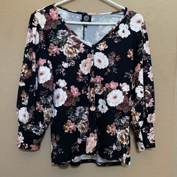 bobeau Tops - Floral top mid length sleeves